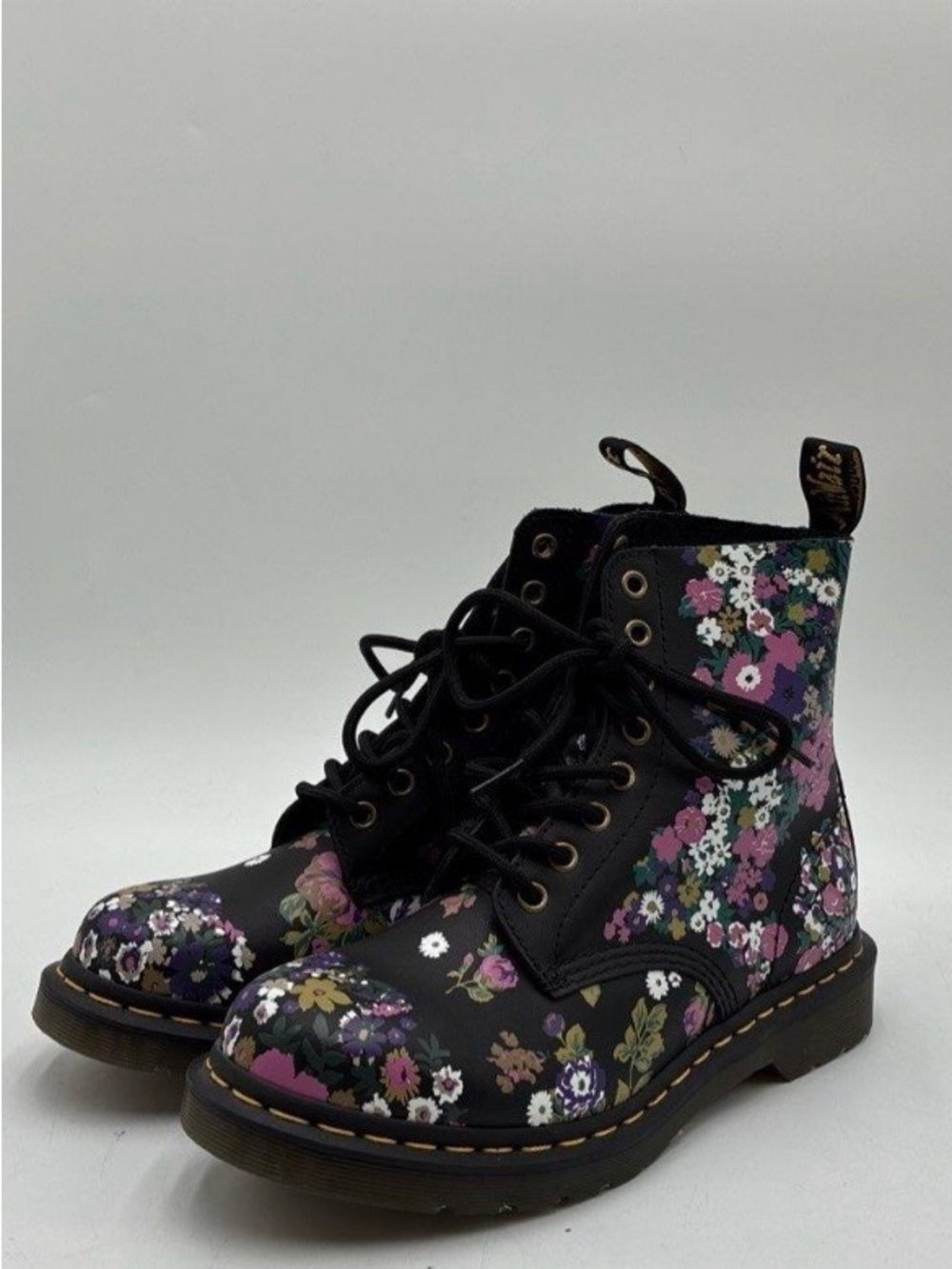 NWOB Dr. Martens 1460 Pascal Black Floral
Wanderlust 8 Eye Boots Women's Sz 8.5 - Picture 4 of 13
